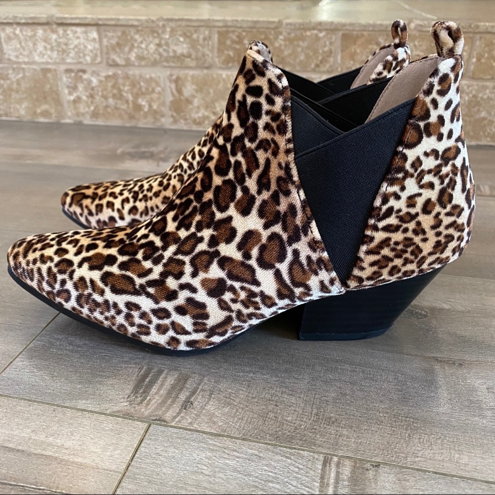 Qupid Leopard Print Booties size 6